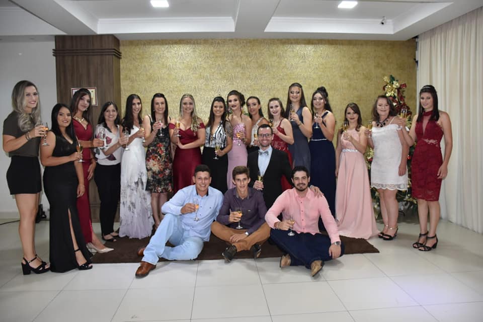 Confraternização dos concluintes da 3ª série A do Ensino Médio, do Colégio Rural Estadual de Pinhalzinho. - 79264834_2714620511892643_7601946909665656832_n
