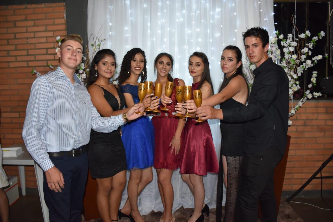 Confraternização dos concluintes da 3ª série B do Ensino Médio, do Colégio Estadual Floriano Peixoto. - 83be7c20-962f-4609-92d7-80e6acdefd4e